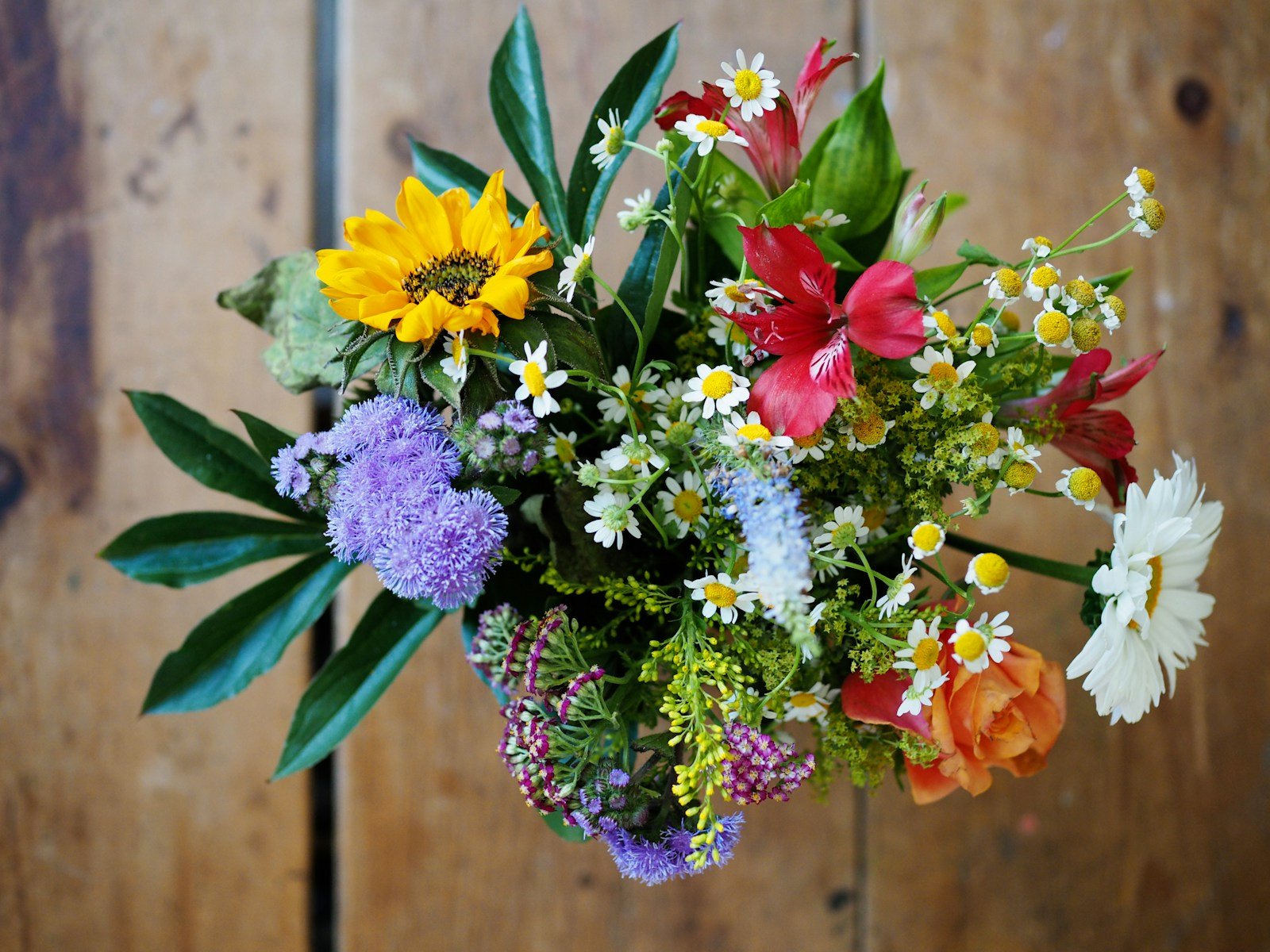 Bouquet composé à la main avec des fleurs de couleurs variées