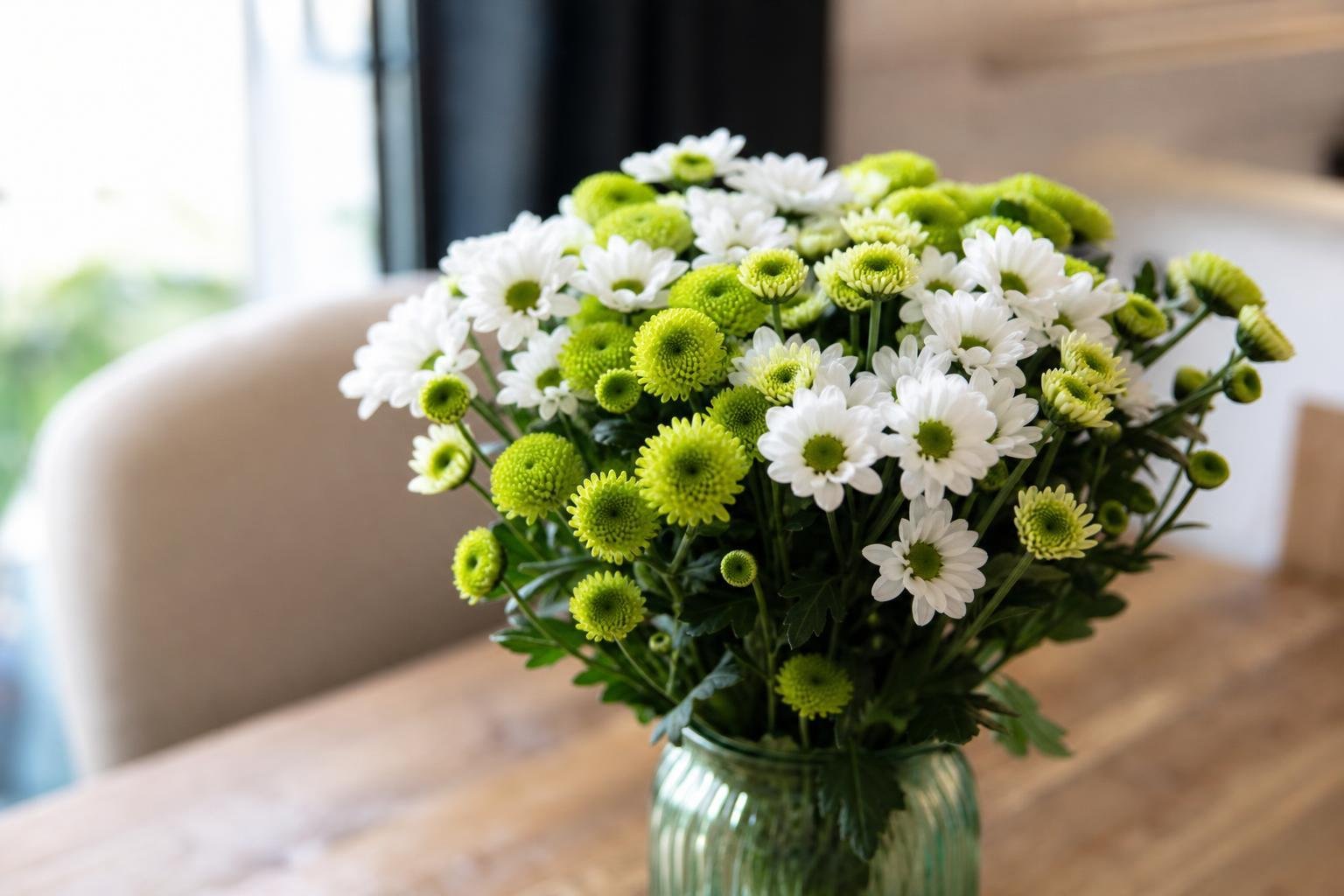 Bouquet de chrysanthèmes santini colorés, vert et blanc