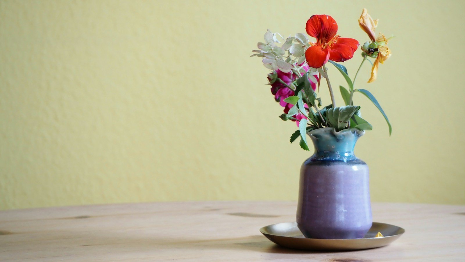 Bouquet de fleurs d'arum coupées dans un vase