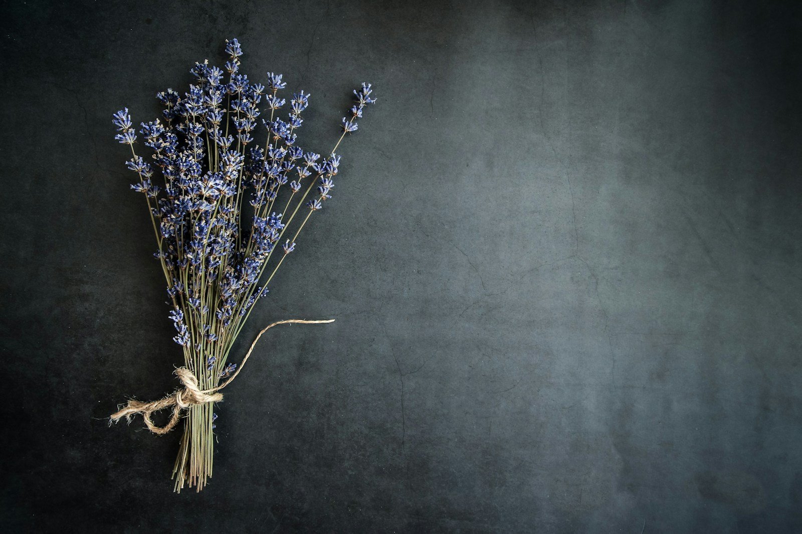 Bouquet de lavande et de graminées séchées