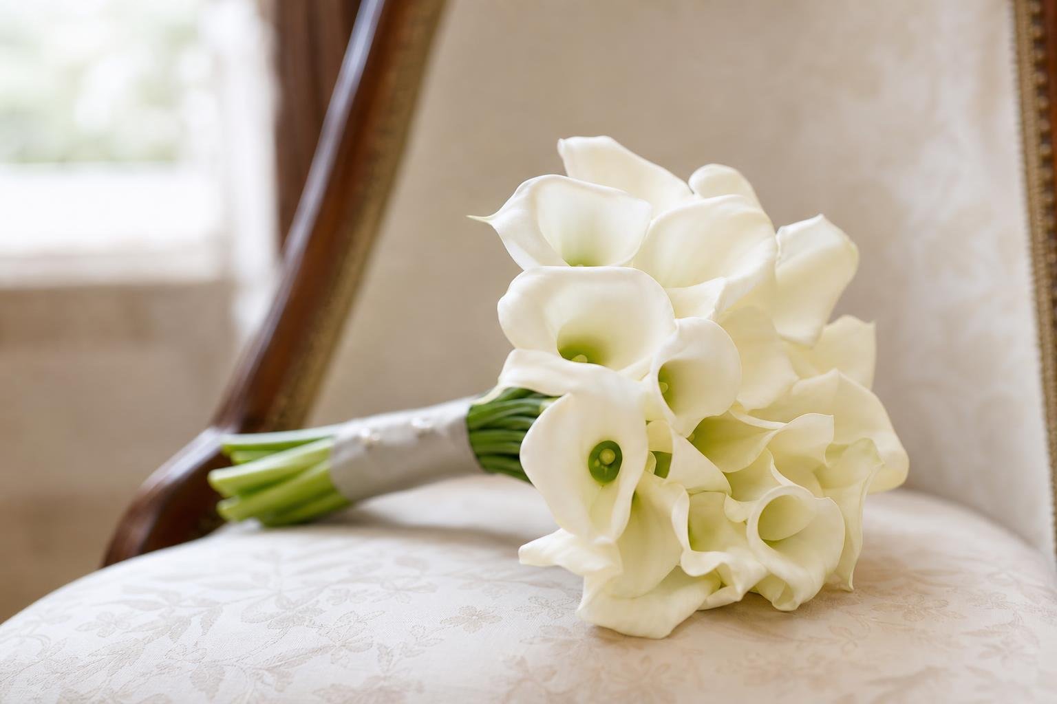 Bouquet de mariée stylisé composé d'arums blancs