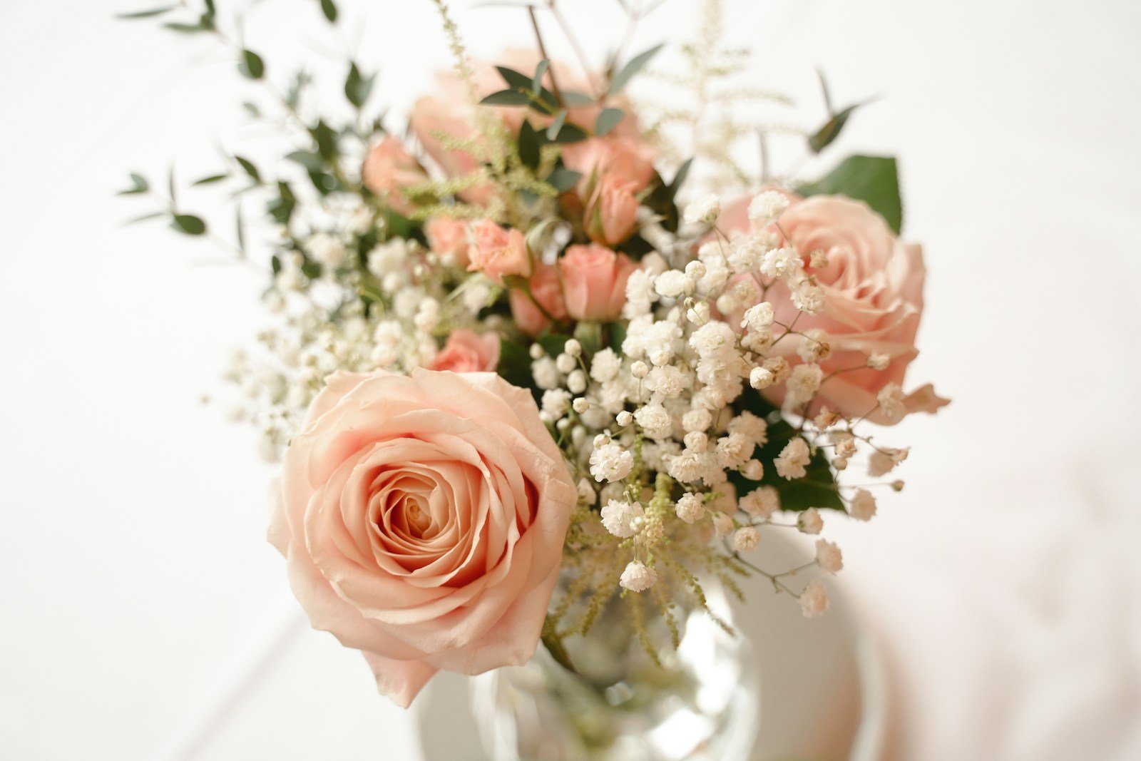 Bouquet de roses d'Équateur composé dans un vase