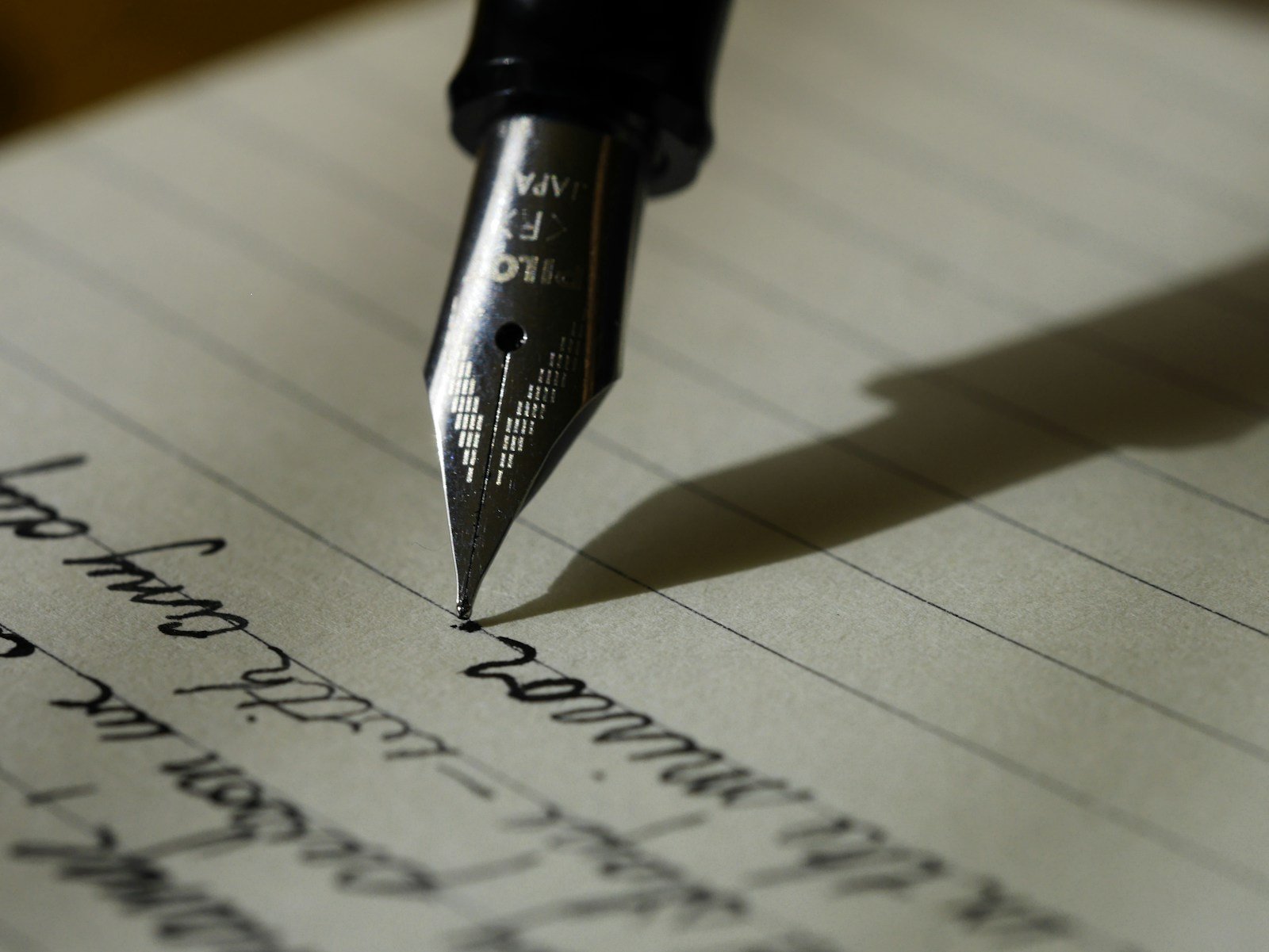 Carte manuscrite en cours d'écriture