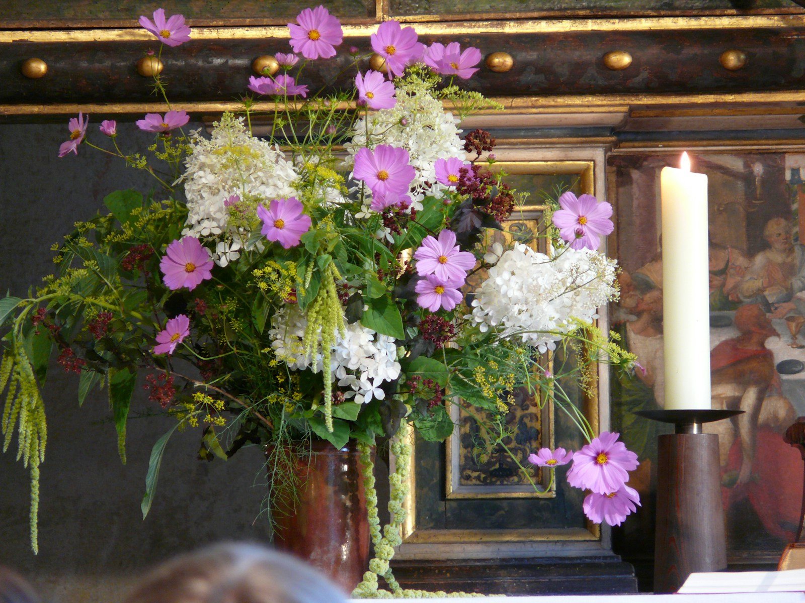 Composition florale en hauteur sur un autel d'église