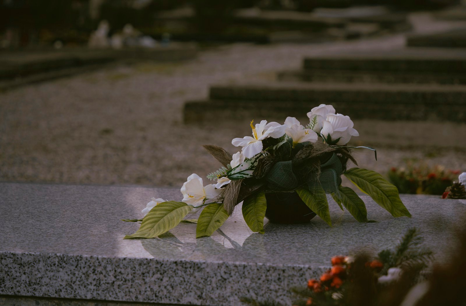Composition sobre de fleurs blanches et de feuillage