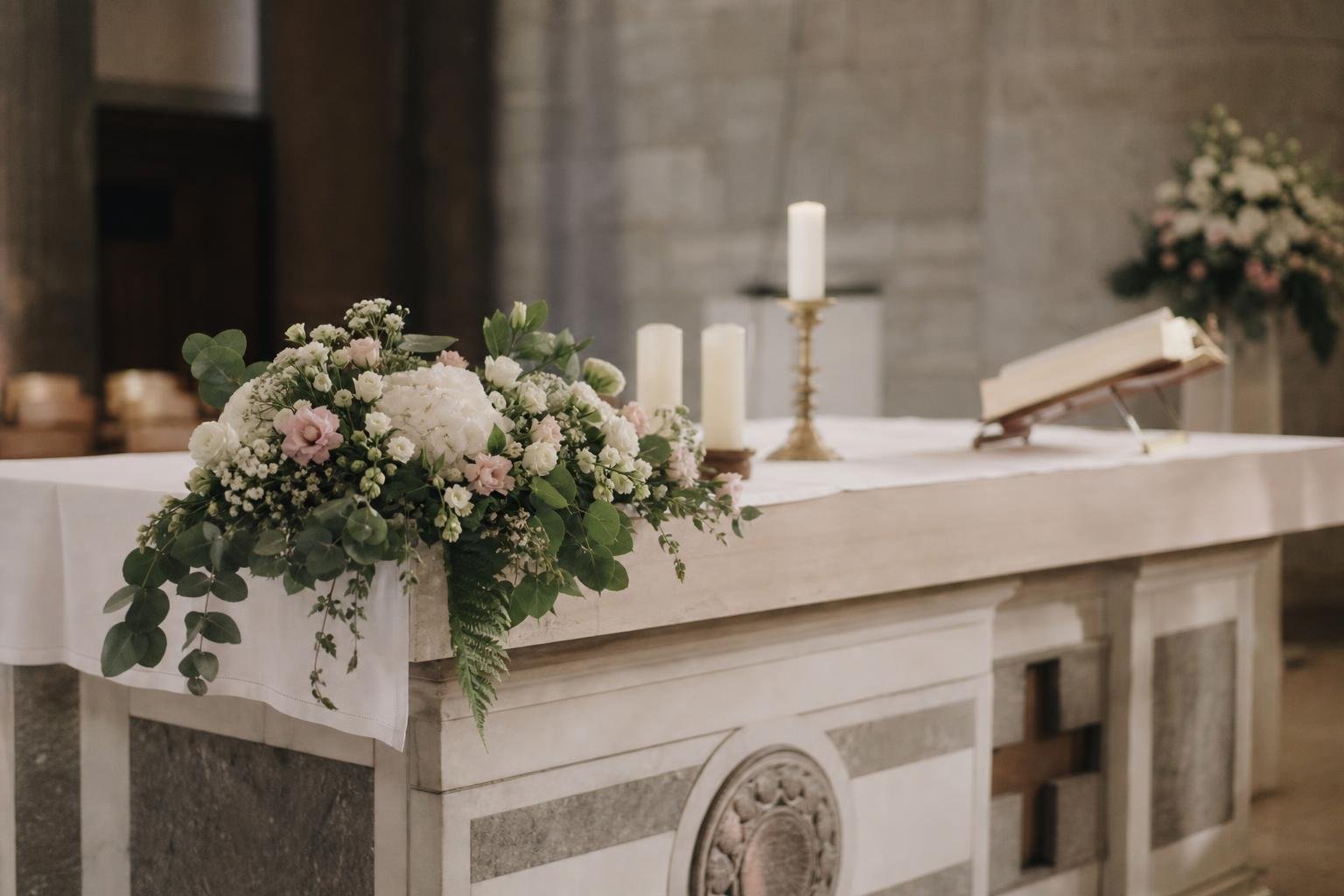 Décoration florale sobre sur un autel d'église