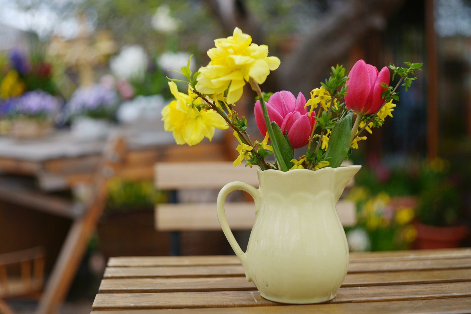 Fleurs coupées dans un vase, issues d'un petit jardin