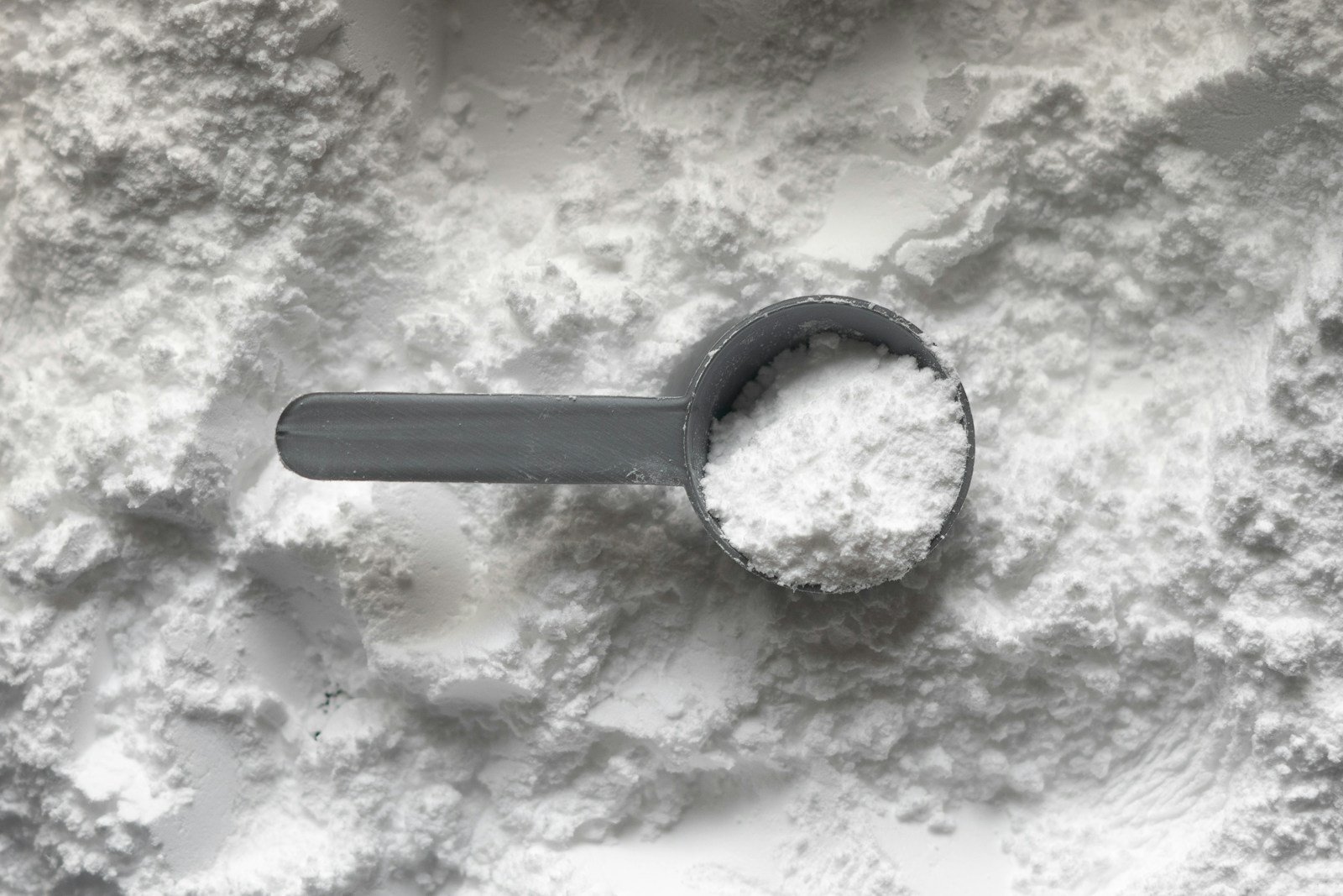 Préparation d'un lait de chaux dans un seau, chaux et eau mélangées