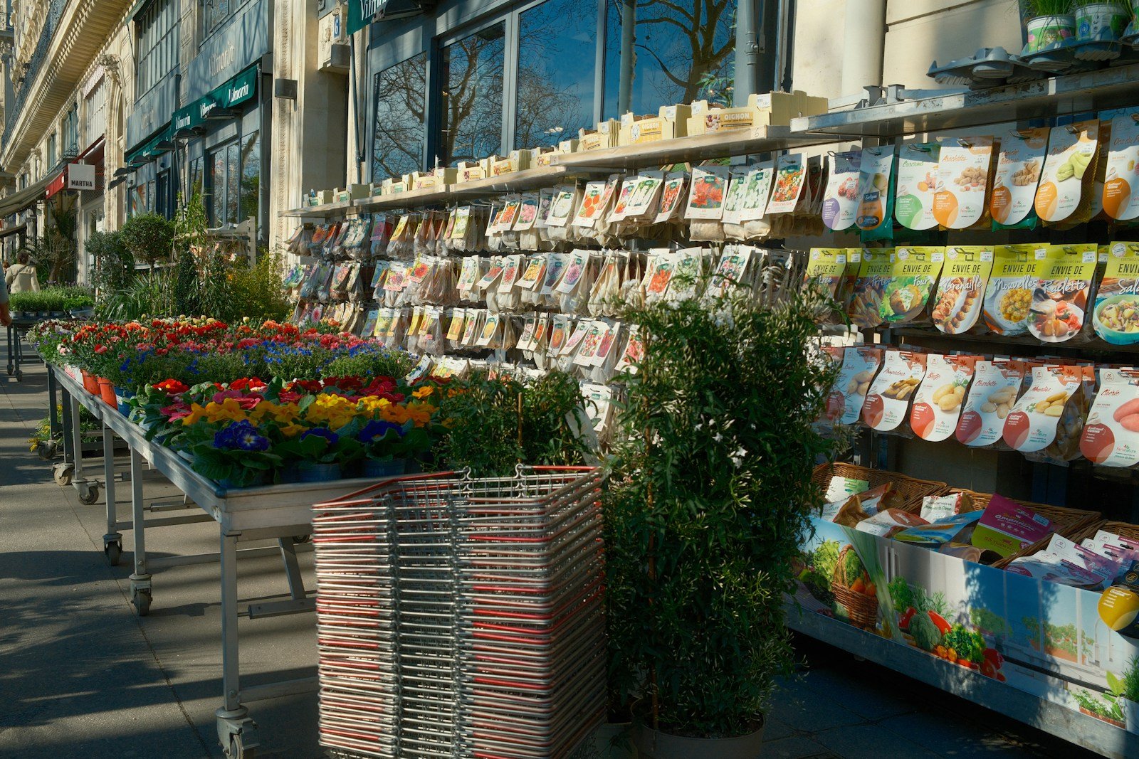 Rayon paillage d'une jardinerie avec bottes de paille