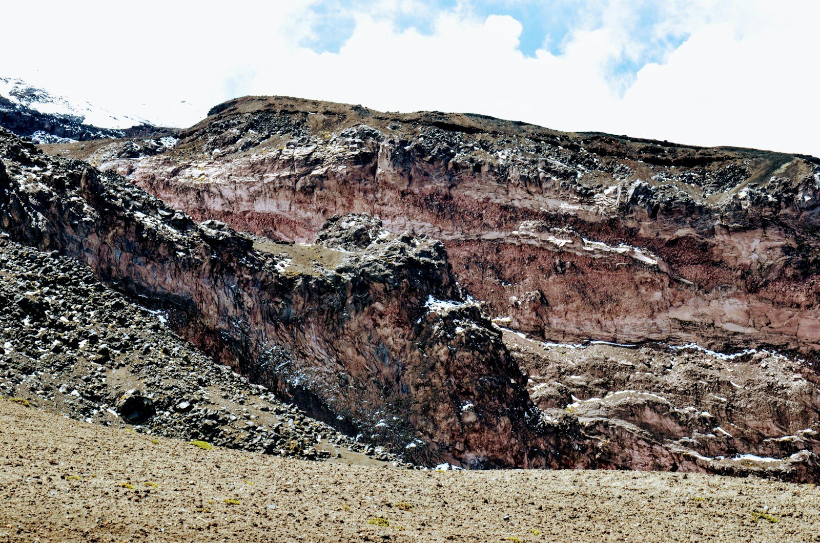Sol volcanique des plantations de roses près des volcans Cayambe et Cotopaxi