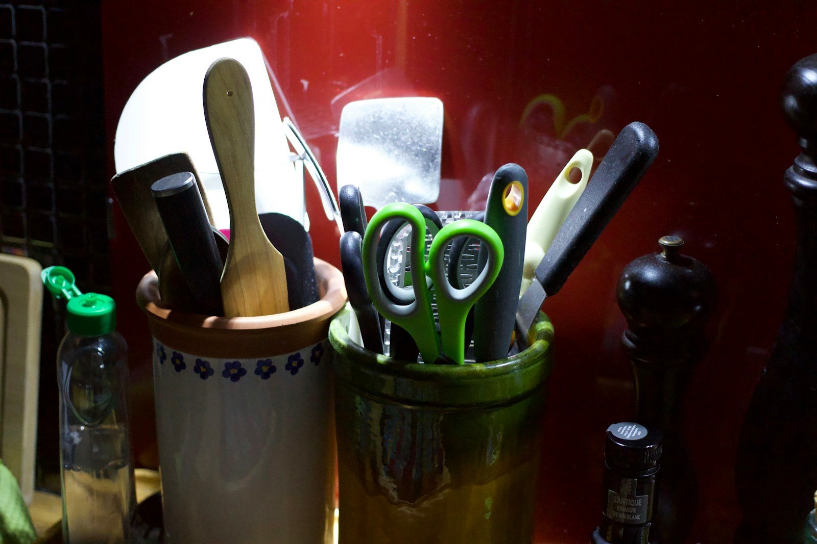 Vinaigre blanc et ingrédients pour préparer un désherbant maison